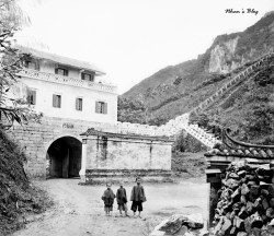 La Porte de Chine. Marquant la frontière sino-annamite, cet édifice fortifié est complété à droite et à gauche par une muraille qui barre le passage de la vallée.