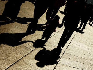 21_8_1339995963_35_180612_the-gioi_buon-ban-tre-em-dan-viet