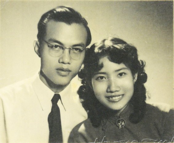 Hai vã chÓng bà NgÍc Bút - téc nhà th¡ HuyÁn Chi nm 1954 ¢nh: NVCC