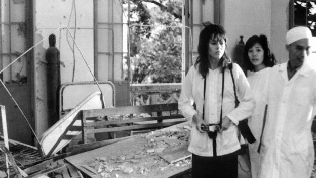 Jane Fonda thăm một bệnh viện bị trúng bom tại Hà Nội tháng 71972