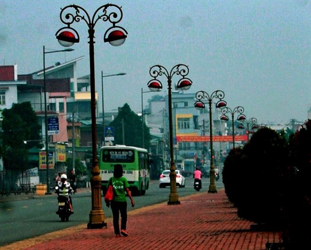 Đường bờ kè ven sông mới mở, LaiThieu